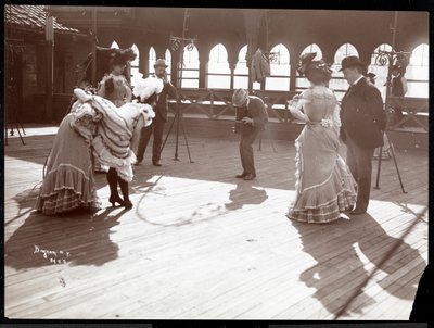 Fünf Schauspielerinnen in Kostümen proben auf dem Dach des wahrscheinlich New York Theatre, New York von Byron Company